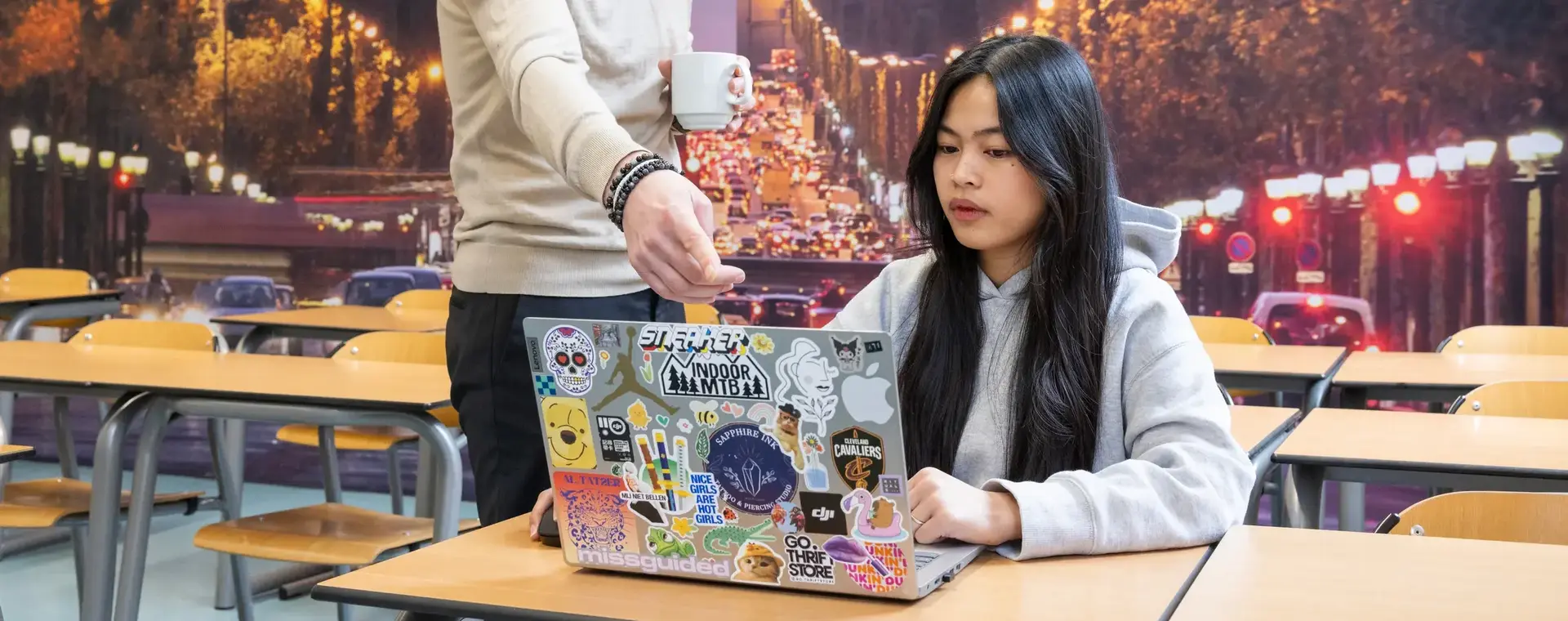 Studente achter bestikkerde laptop