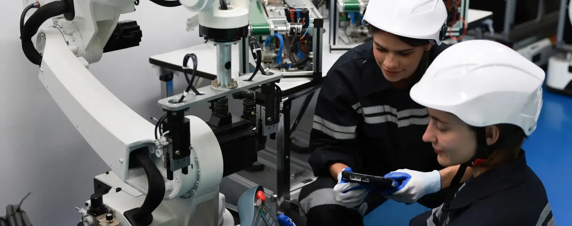 studenten mechatronica inspecteren een robotarm