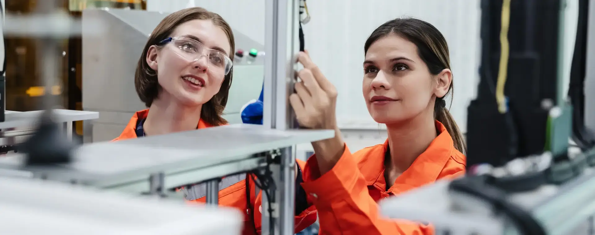 studenten mechatronica aan het werk