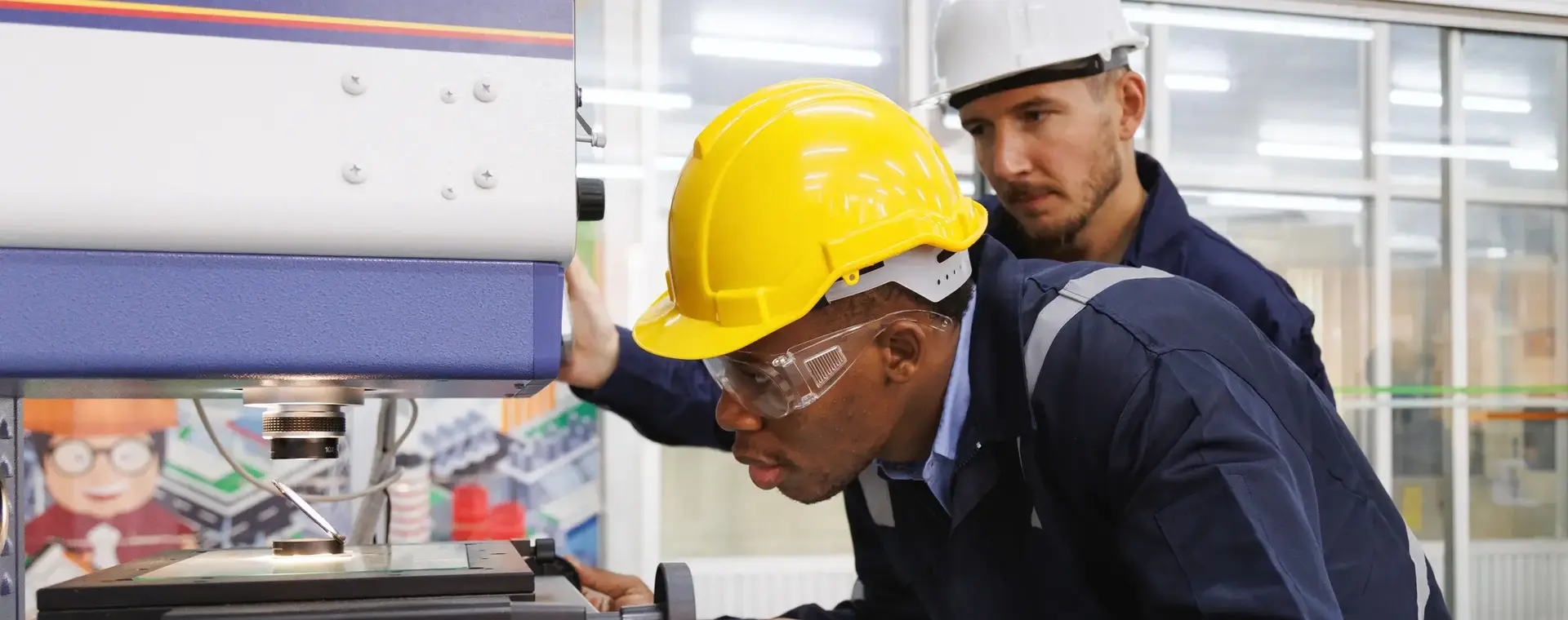 Studenten werken met een machine