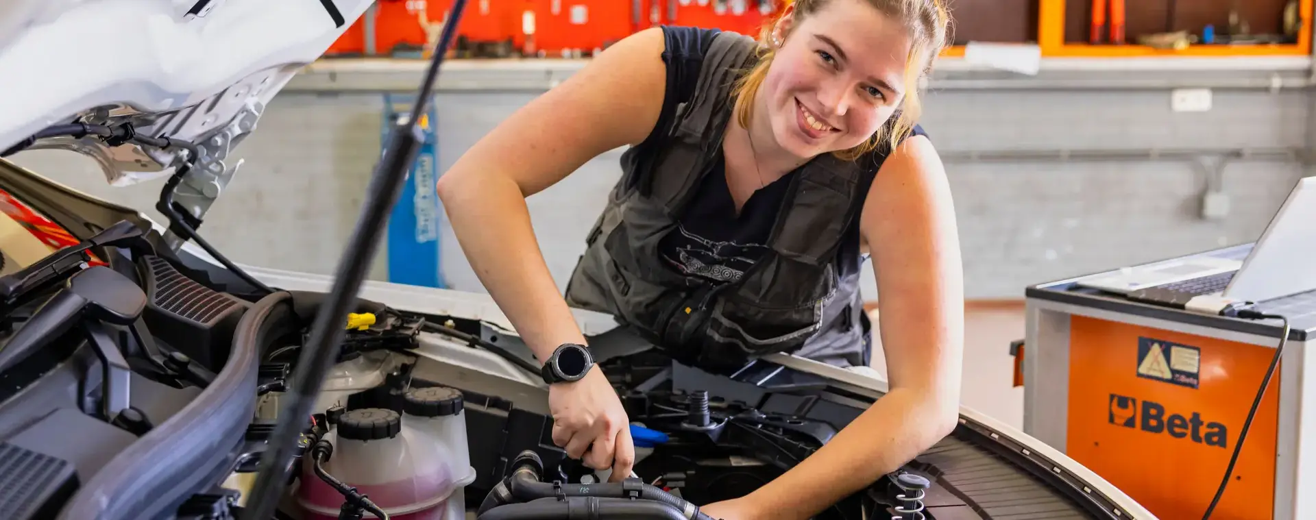 Studente sleutelt aan automotor