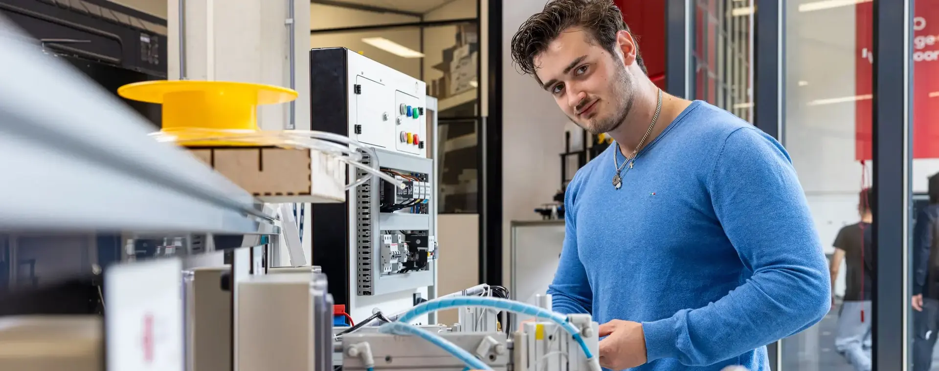 Reparateur bij elektrotechnische installatie