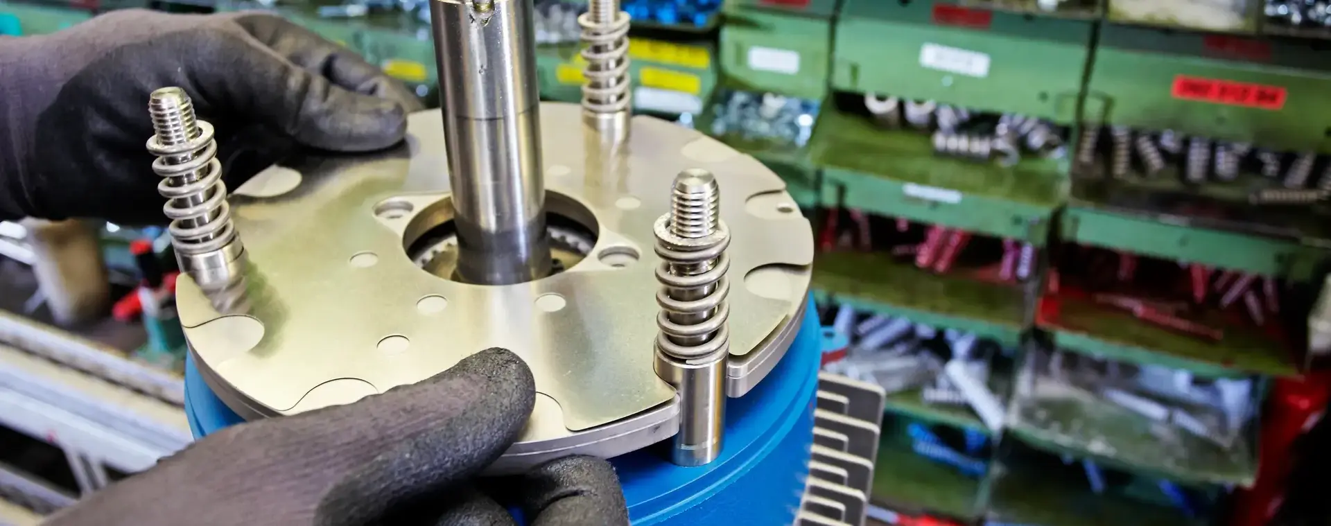 Handen bewerken een metalen schijf