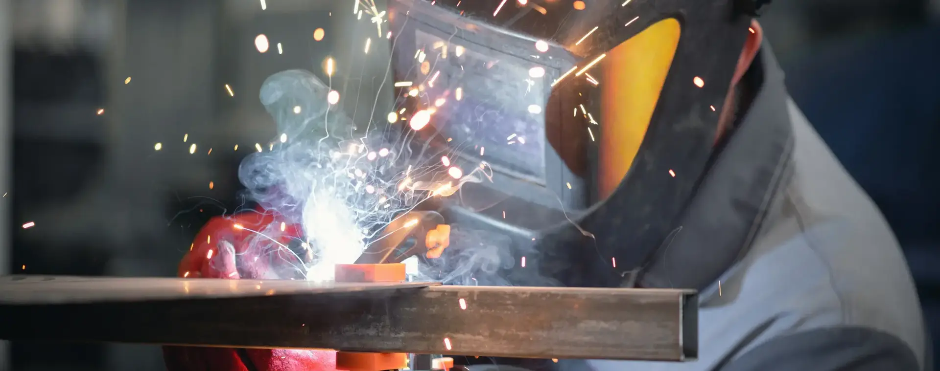 Lasser met gezichtsbescherming last metalen buis