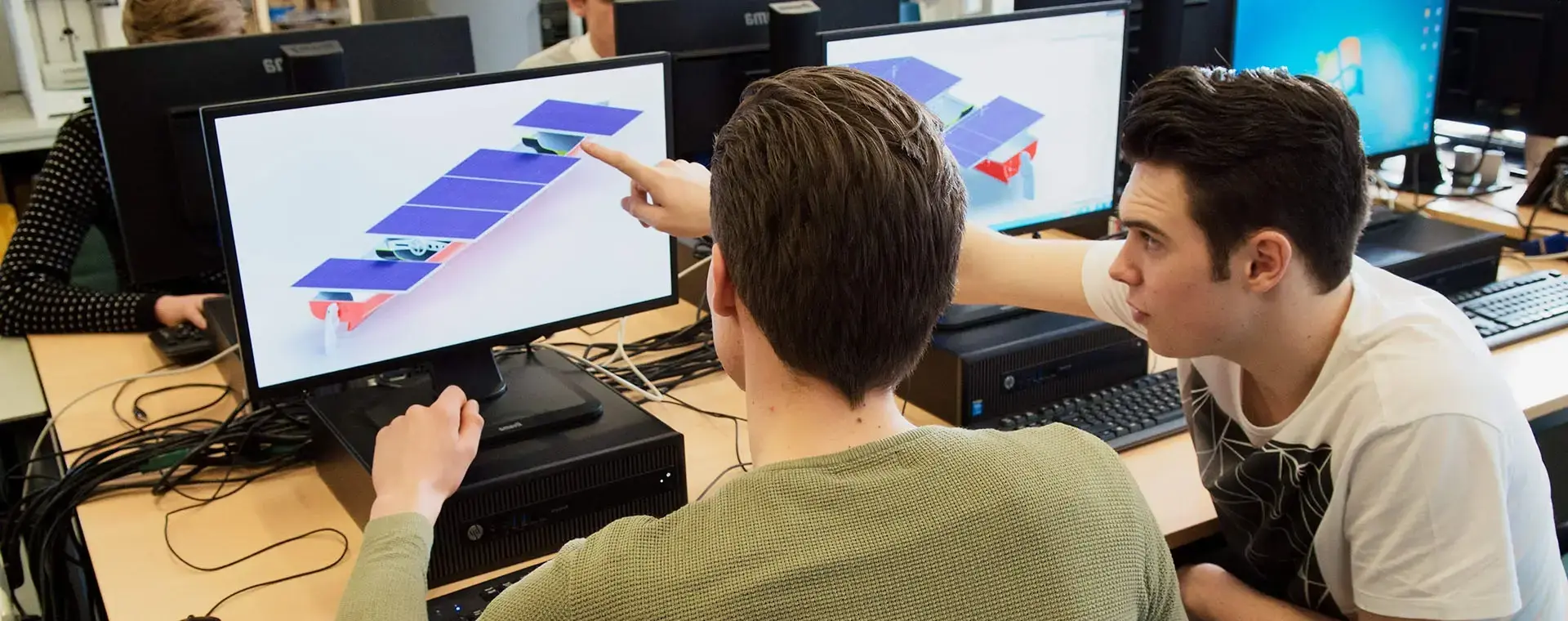 Twee studenten bekijken ontwerp met zonnepanelen op computer