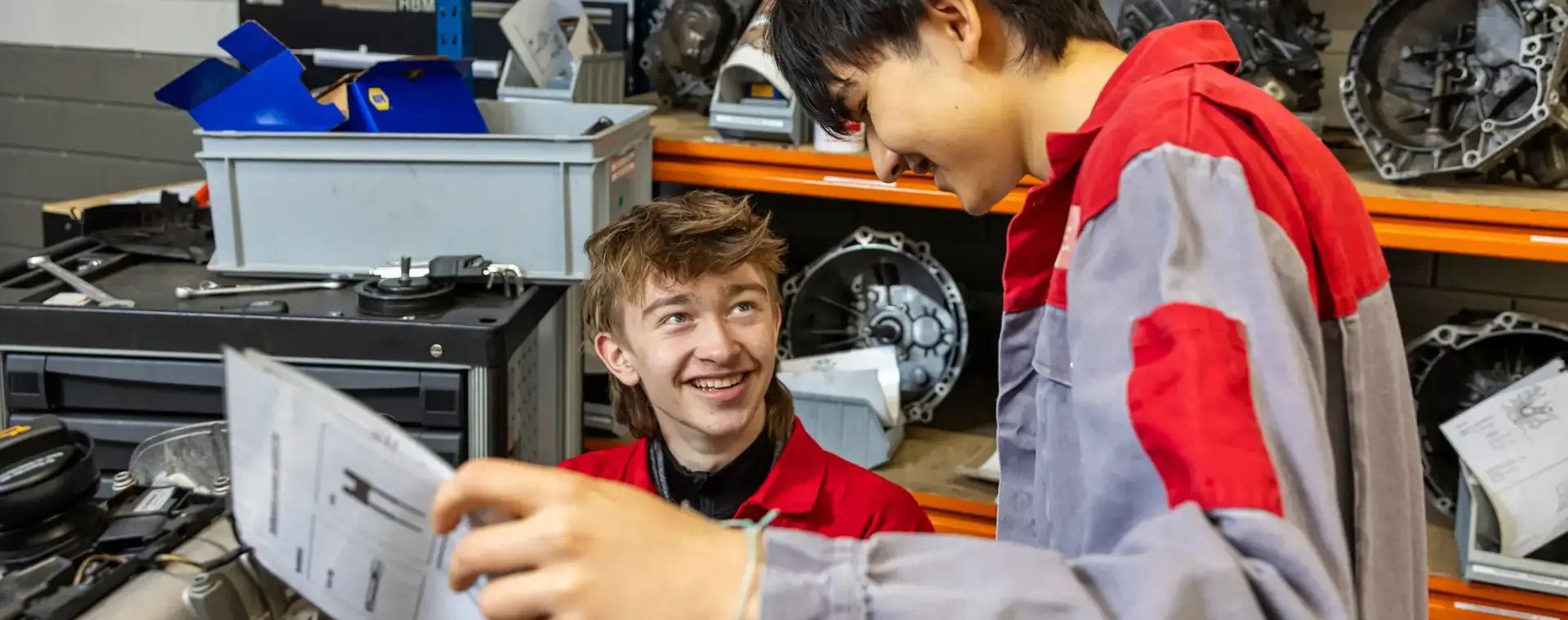Twee studenten in garage te midden van wieldoppen
