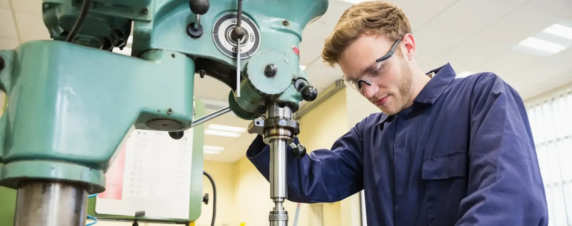 Student mechatronica aan het werk